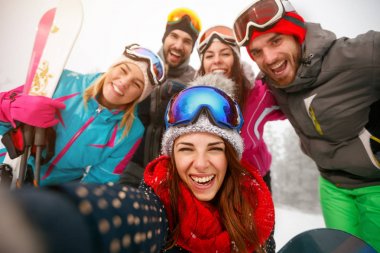 Selfie yapım ve having fun kar üzerinde arkadaş grubu