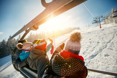 arkadaşlar kayakçı ve snowboard düşkünleri teleferik dağ üzerinde 
