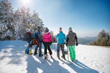 Arkadan görünüşü arkadaş üstünde belgili tanımlık dağ tepe kış tatil günleri. 