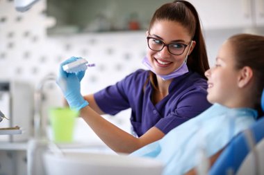 Kadın göstermek nasıl düzgün fırça dişler çene modeli