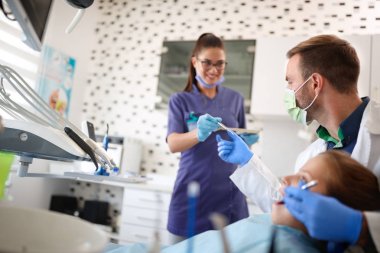 Diş hekimi asistanı tamir hastalar diş ile