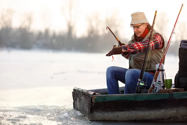Рыбак рыбачит на озере с приманкой — стоковое фото