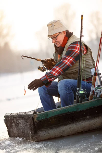 Old man fishing on river — Stock Photo, Image