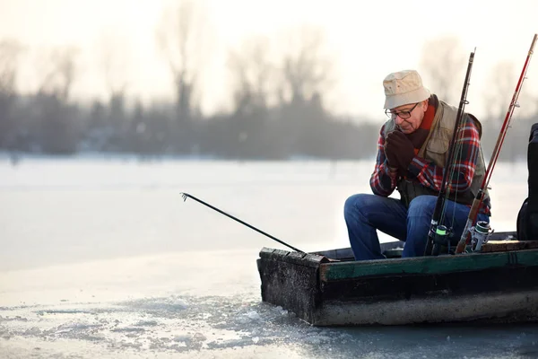 Fiskare fiske från båt på floden — Stockfoto