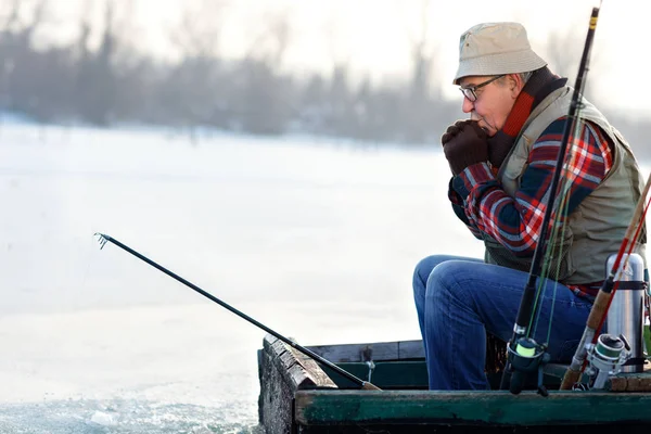 Fisherman fishing fish from boat — Stock Photo, Image