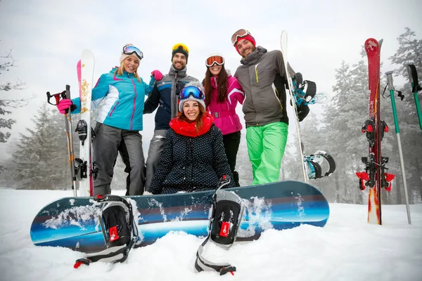 Друзі сноубордисти і лижники розважаються на схилі — стокове фото