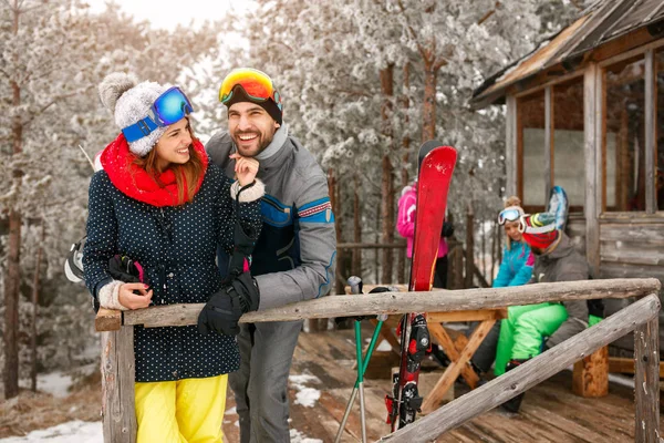 Desfrutando de belo dia de inverno- casal na cabana de montanha — Fotografia de Stock