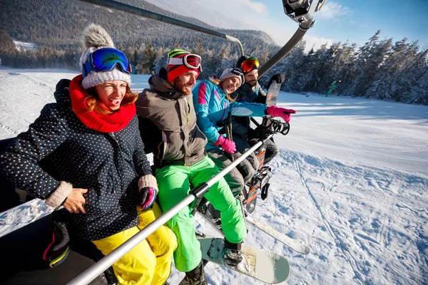 Przyjaciele narciarzy i snowboardzistów, ciesząc się w stoków narciarskich w zimie — Zdjęcie stockowe