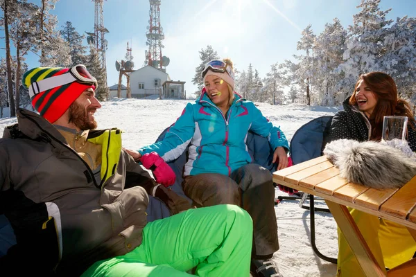 Amigos desfrutando na bebida na estância de esqui — Fotografia de Stock
