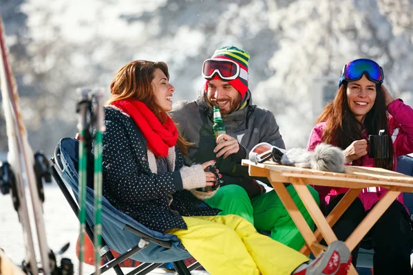 Orang yang ceria bersenang-senang setelah bermain ski di resort dengan salju — Stok Foto