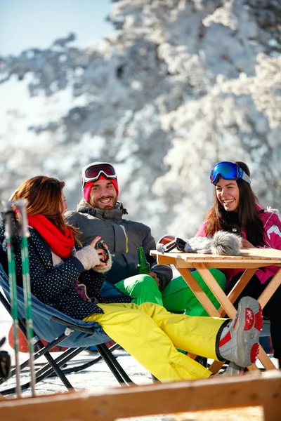 Fröhliche Freunde, die nach dem Skifahren im Skigebiet mit Schnee Spaß haben — Stockfoto