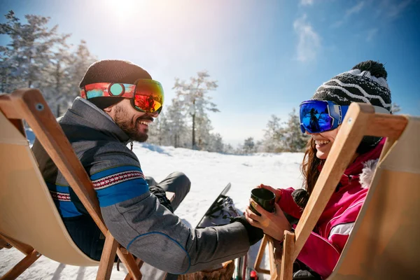 Par spendera tid tillsammans och dricka efter skidåkning i café — Stockfoto