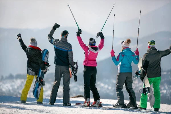 Los snowboarders felices disfrutan del paisaje blanco como la nieve de las montañas — Foto de Stock