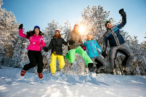Verspielte Freunde springen im Schnee — Stockfoto