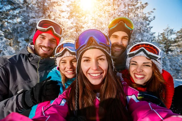 Vänner tar foto med mobiltelefon vintersemester — Stockfoto