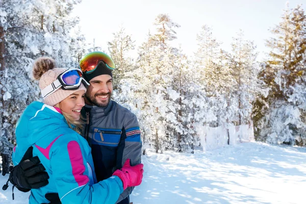 Vrolijke paar op wintervakantie — Stockfoto