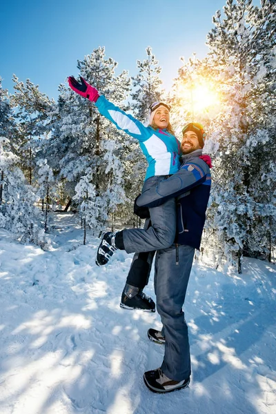 Весела пара на лижних канікулах на горі — стокове фото