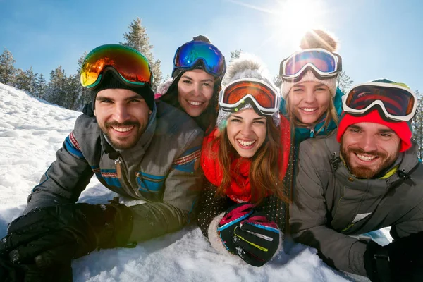 Vrienden plezier op skivakantie in de bergen — Stockfoto