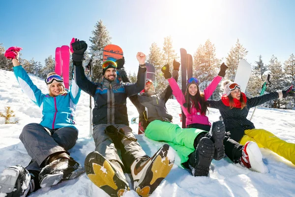 Glada vänner på berget njuter på vinterdag — Stockfoto