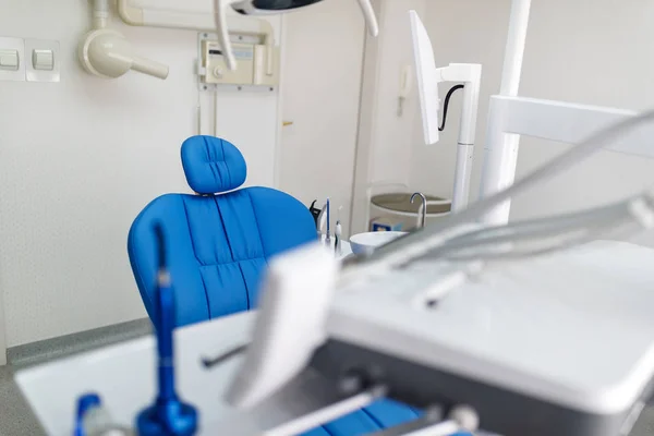 Cadeira dentária na ordenação dentária — Fotografia de Stock