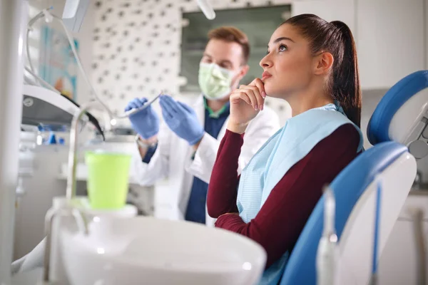 Femme attendant dans une chaise dentaire pour réparer sa dent — Photo