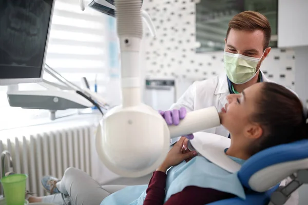 Dentiste vérifiant les dents de la femme — Photo