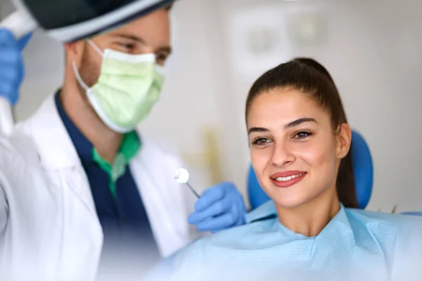 Giovane donna in ordinazione dentale — Foto Stock