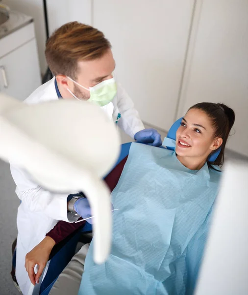 Vista dall'alto del dentista con paziente in ambulanza dentale — Foto Stock