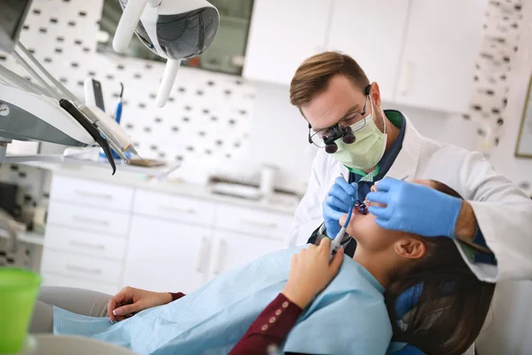 Zubař opravovat žena zub — Stock fotografie