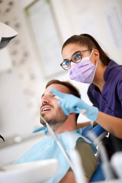 Dentista femminile che mostra al problema dei denti paziente — Foto Stock