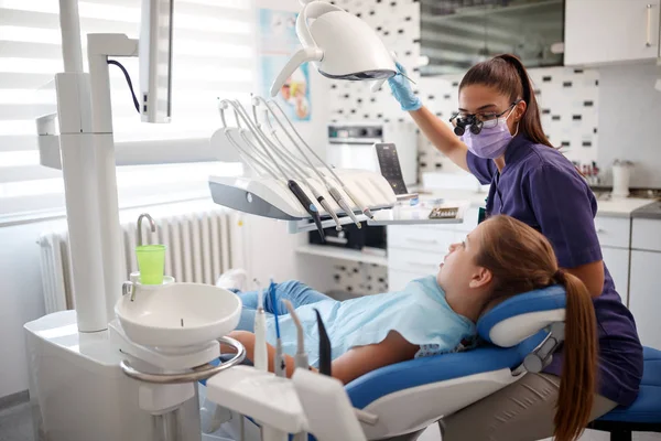 Dentista examinar dentes da menina — Fotografia de Stock