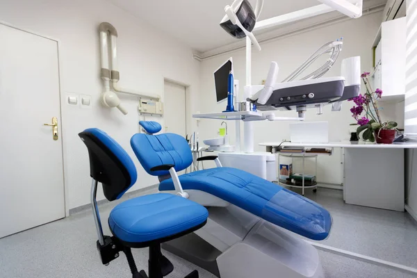 Стоматологічна хірургія з синім стоматологічним кріслом — стокове фото