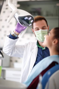 Diş hekimi ve hasta gülümseyen 