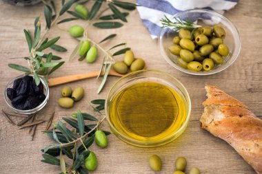 ciabatta ekmeği ile zeytin yeşili zeytin ve ahşap masa arka plan üzerinde Siyah Zeytin yağ