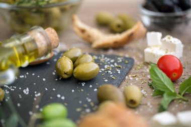antioksidan sağlıklı yeşil zeytin siyah plaka