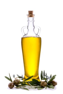 Yaprakları ve beyaz izole zeytin ile zeytinyağı şişesi