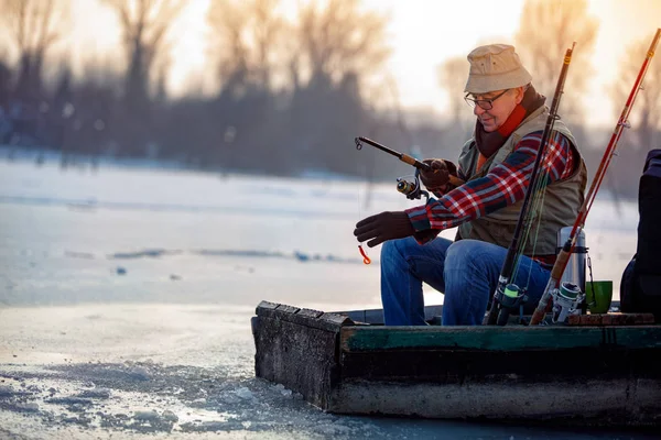 Зимове хобі - рибалка на замерзлому озері — стокове фото
