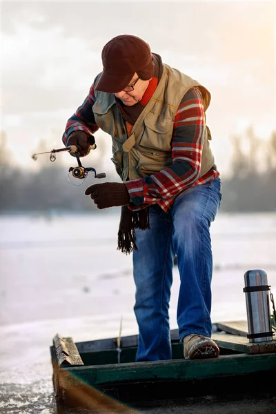 Inverno temporada de pesca do homem idoso — Fotografia de Stock