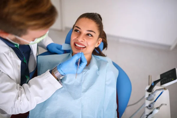 Mujer en clínica dental —  Fotos de Stock