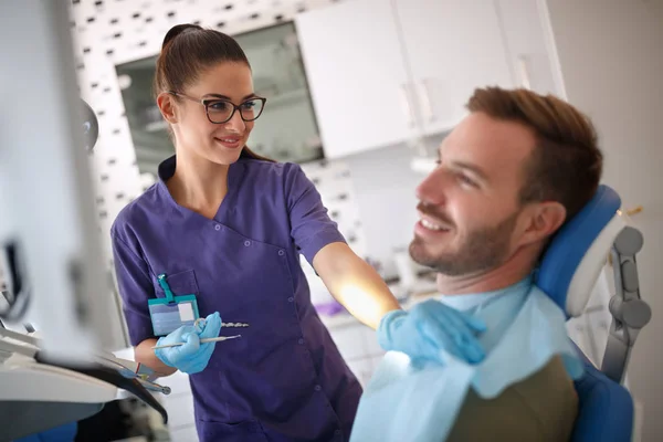 Dentista preparando o paciente para o tratamento dentário — Fotografia de Stock