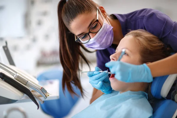 Dentiste réparant la dent de l'enfant — Photo