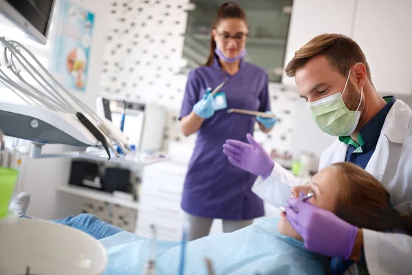 Zahnarzt arbeitet mit seiner Assistentin an Zahnklinik — Stockfoto