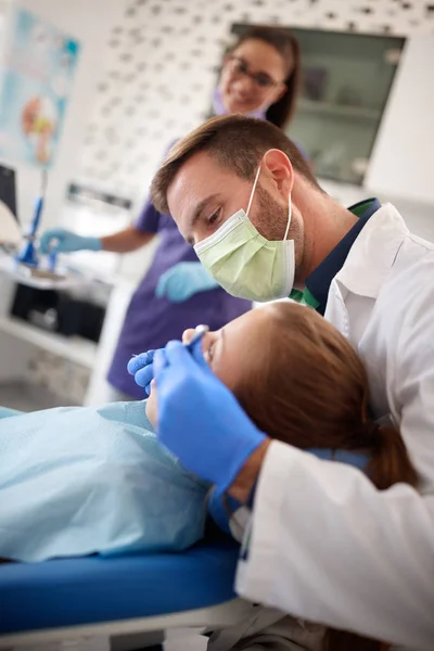 Dentista reparar meninas dente — Fotografia de Stock