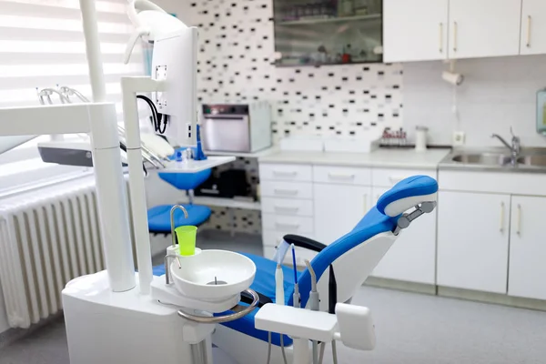 Ordenação dentária com cadeira dental azul — Fotografia de Stock