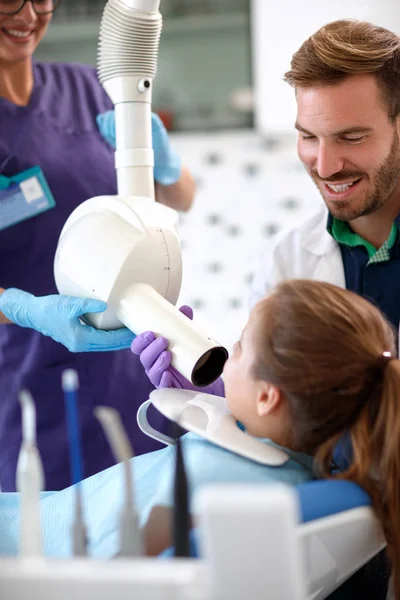 Un dentiste prépare un tube à rayons X pour faire des radiographies dentaires — Photo