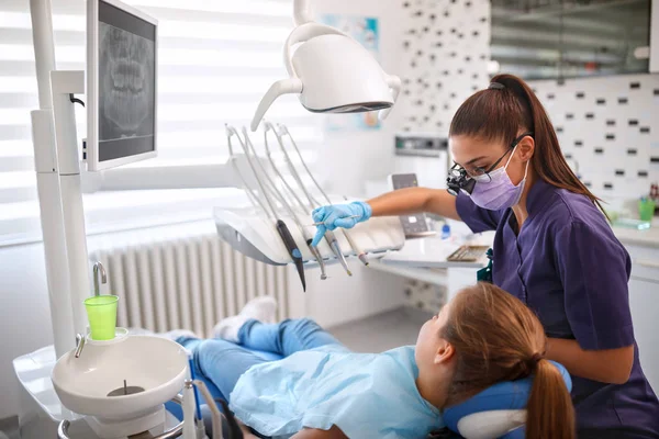 Kadın dişçi diş kliniğinde hasta ile çalışma — Stok fotoğraf