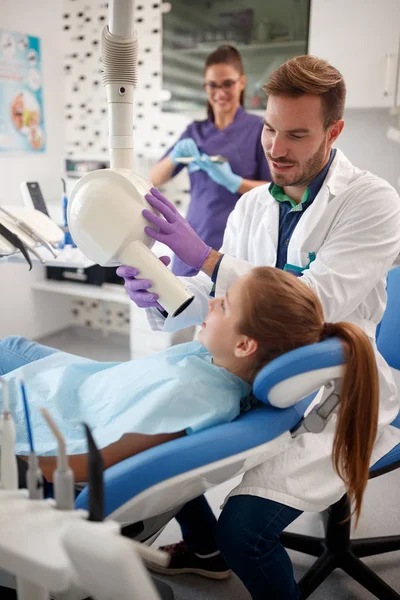 Zahnarzt untersucht Zähne von Mädchen — Stockfoto