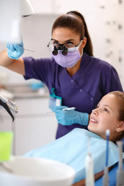 Menina no check-up dental — Fotografia de Stock