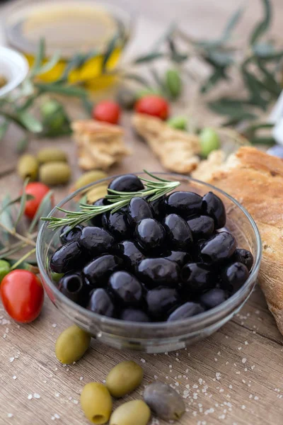 Greckie oliwki czarne w misce serwowane na przekąskę — Zdjęcie stockowe