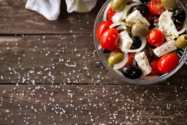 Ensalada de verduras con queso feta vista superior — Foto de Stock